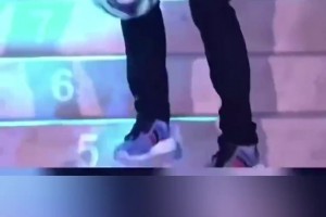 被炫到了！克羅斯背身顛球上樓梯
