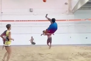 老了還是足球精靈！沙灘足球場(chǎng)的小羅還是寶刀未老