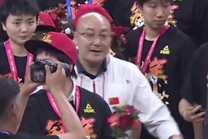 四川女籃奪冠慶祝時(shí) 這個(gè)把韓旭拍“生氣”的工作人員是誰(shuí)？