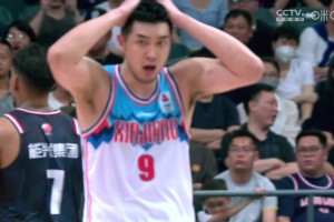 爭議判罰大家怎么看！吳冠希大帽崔永熙被吹犯規 下場(chǎng)后口吐芬芳！