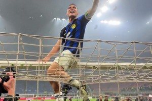 爬橫梁這事，還是勞塔羅有經(jīng)驗