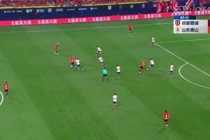 山東助教團激烈質(zhì)疑邊裁，其中一人被直紅罰下場(chǎng)