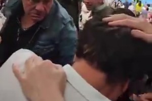 巴薩球員泄憤踢球，皇馬球迷無(wú)辜被打中