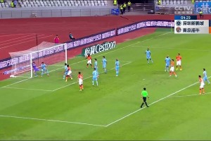 劉軍帥頭球吊射破門(mén)，青島海?？蛨?chǎng)1-0領(lǐng)先深圳新鵬城