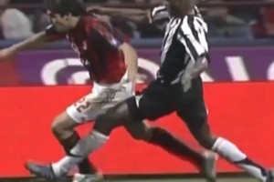 面對那時(shí)尤文的鐵血中場(chǎng)，卡卡5次過(guò)人成功，造3黃！